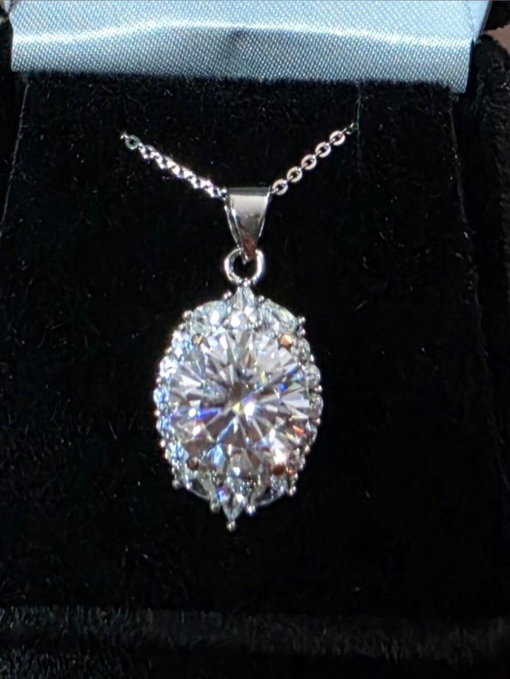 New Beautiful Certified 3ct  moissanite  pendant with a chain.